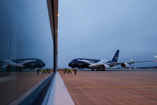 Ein Lufthansa Airbus A380 steht auf dem Rollfeld.