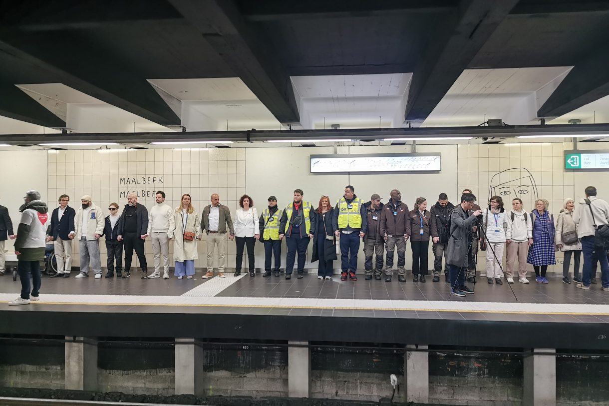 Menschenkette an der Metrostation Maelbeek