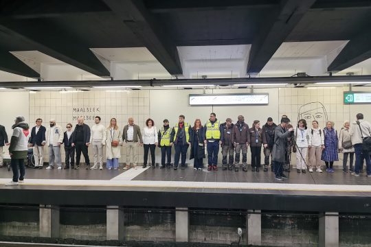 Menschenkette an der Metrostation Maelbeek