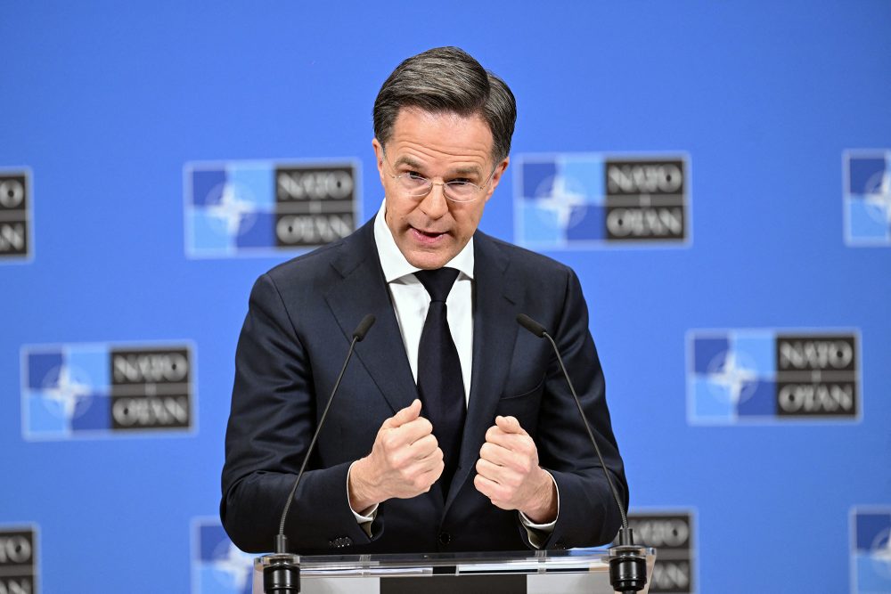 NATO-Generalsekretär Mark Rutte am Rednerpult bei der Pressekonferenz am 26. März