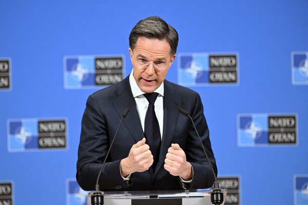 NATO-Generalsekretär Mark Rutte am Rednerpult bei der Pressekonferenz am 26. März
