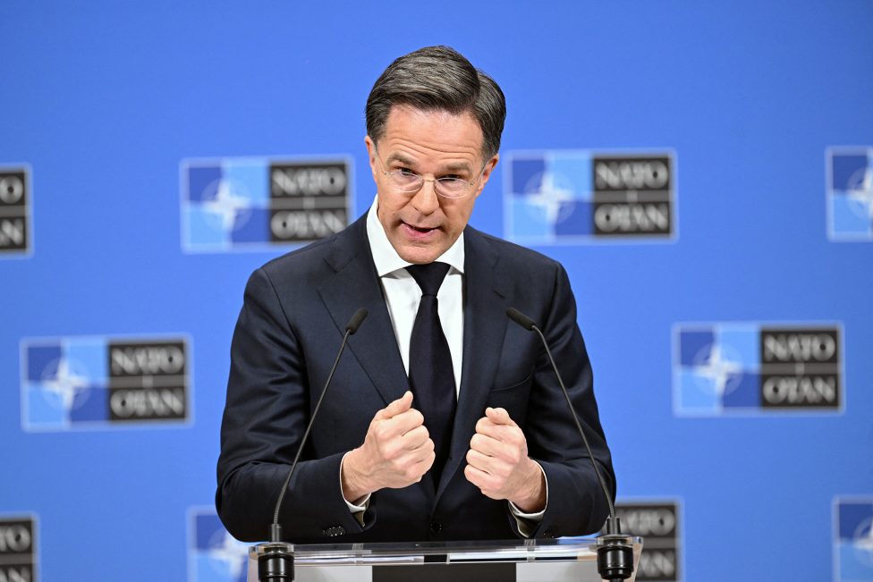 NATO-Generalsekretär Mark Rutte am Rednerpult bei der Pressekonferenz am 26. März