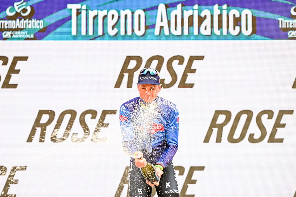 Mathieu van der Poel verspritzt Champagner auf dem Siegerpodest