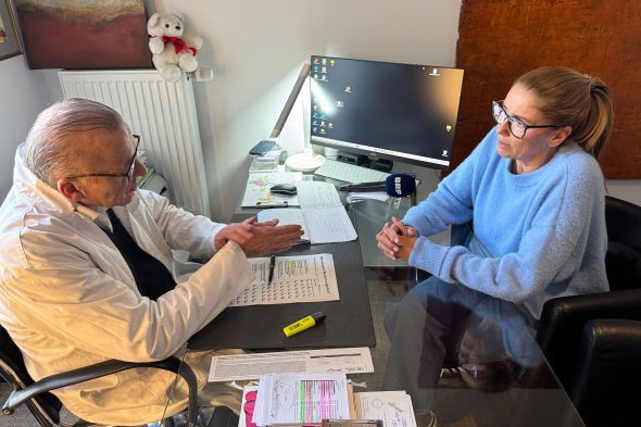 Gynäkologe Dr. Stephan Krehwinkel mit einer Patientin