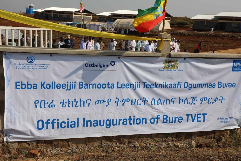 Plakat an der neuen Berufsschule, die Menschen für Menschen Ostbelgien eingeweiht hat