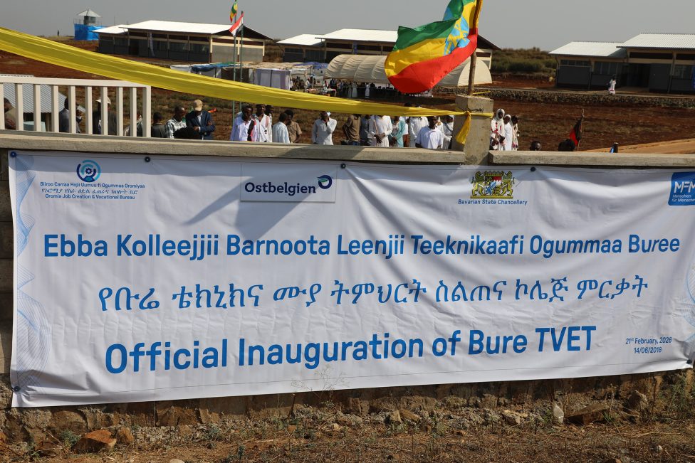 Plakat an der neuen Berufsschule, die Menschen für Menschen Ostbelgien eingeweiht hat