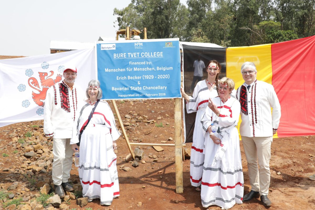 Mitglieder von Menschen für Menschen bei der Einweihung der neuen Berufsschule