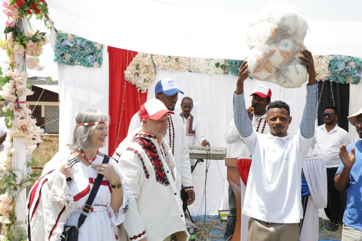 Menschen feiern die Einweihung der neuen Berufsschule