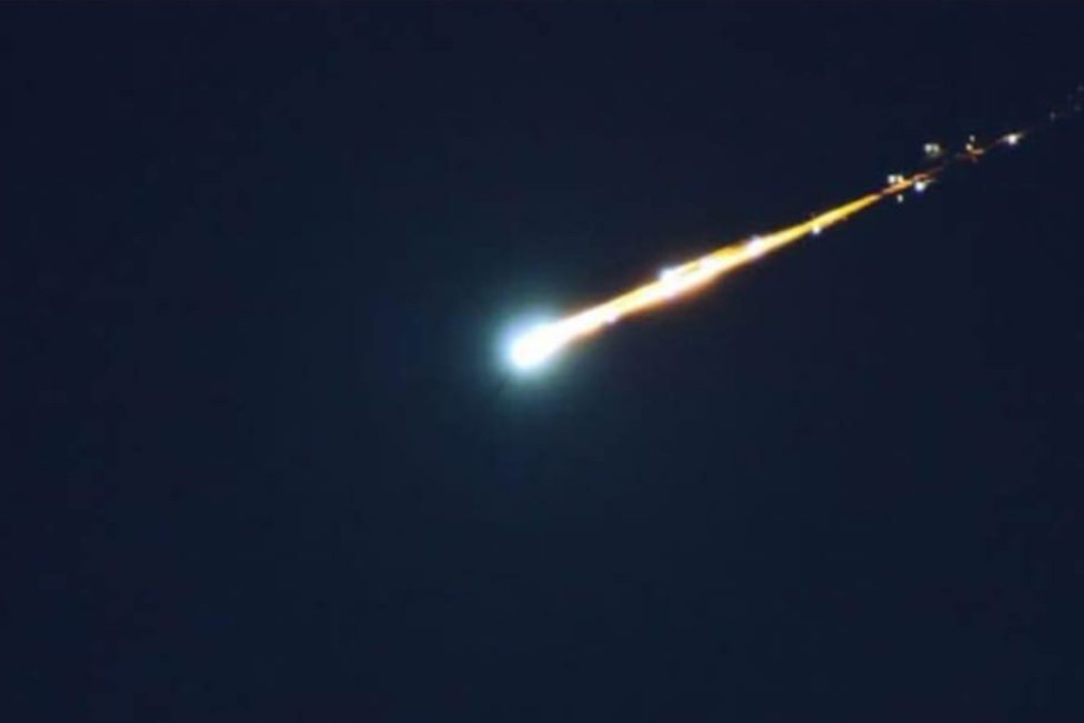 Feuerball am Abendhimmel