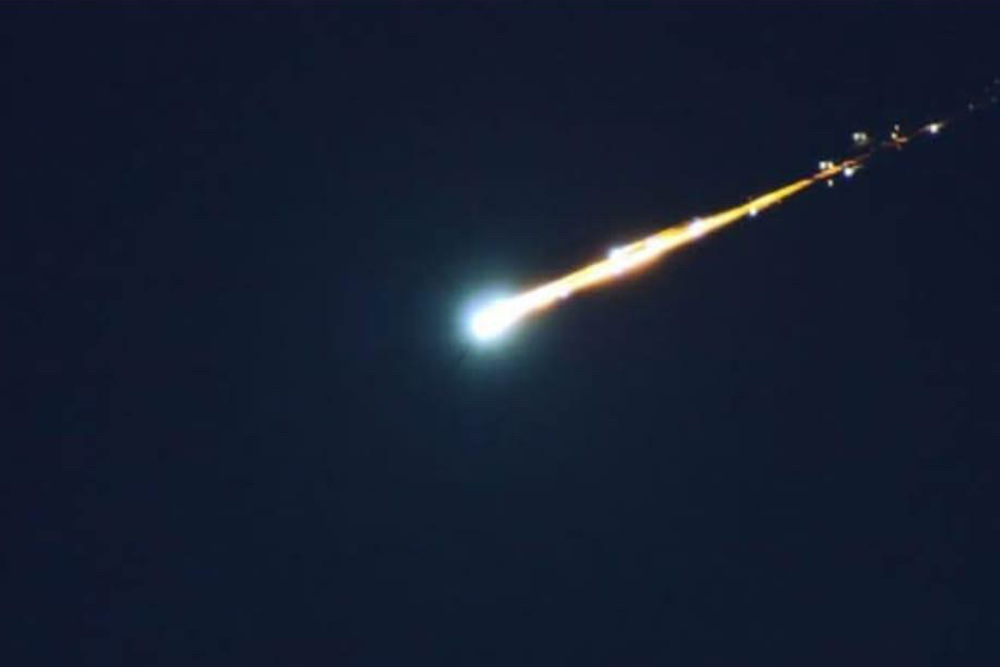 Feuerball am Abendhimmel