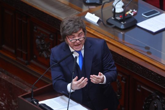 Argentiniens Präsident Milei am Rednerpult im Parlament in Buenos Aires