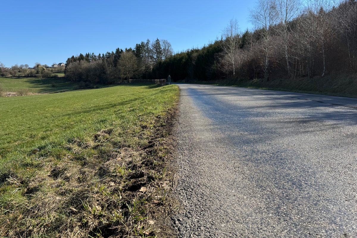 Die Benzinstraße, daneben das Feld