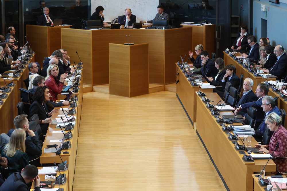 Plenarsaal des wallonischen Parlaments in Namur während einer Sitzung der Abgeordneten