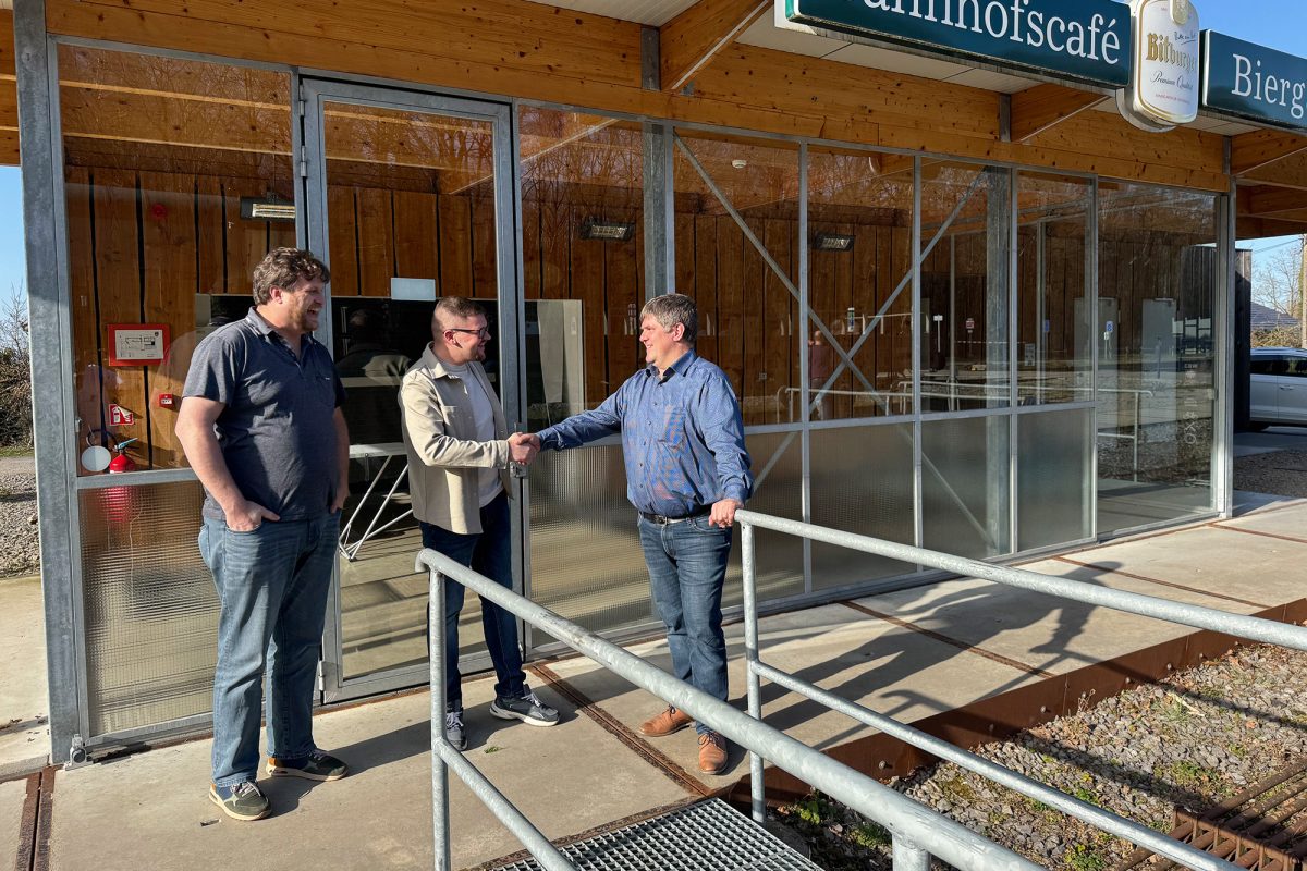 Jesse Drouven reicht Bgm. Mario Pitz die Hand. Tourismus-Schöffe Tom Simon schaut zufrieden zu