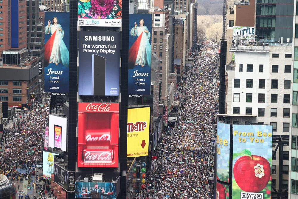 Demonstration 'No Kings' in New York: Menschenmassen am Times Square