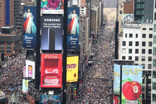 Demonstration 'No Kings' in New York: Menschenmassen am Times Square
