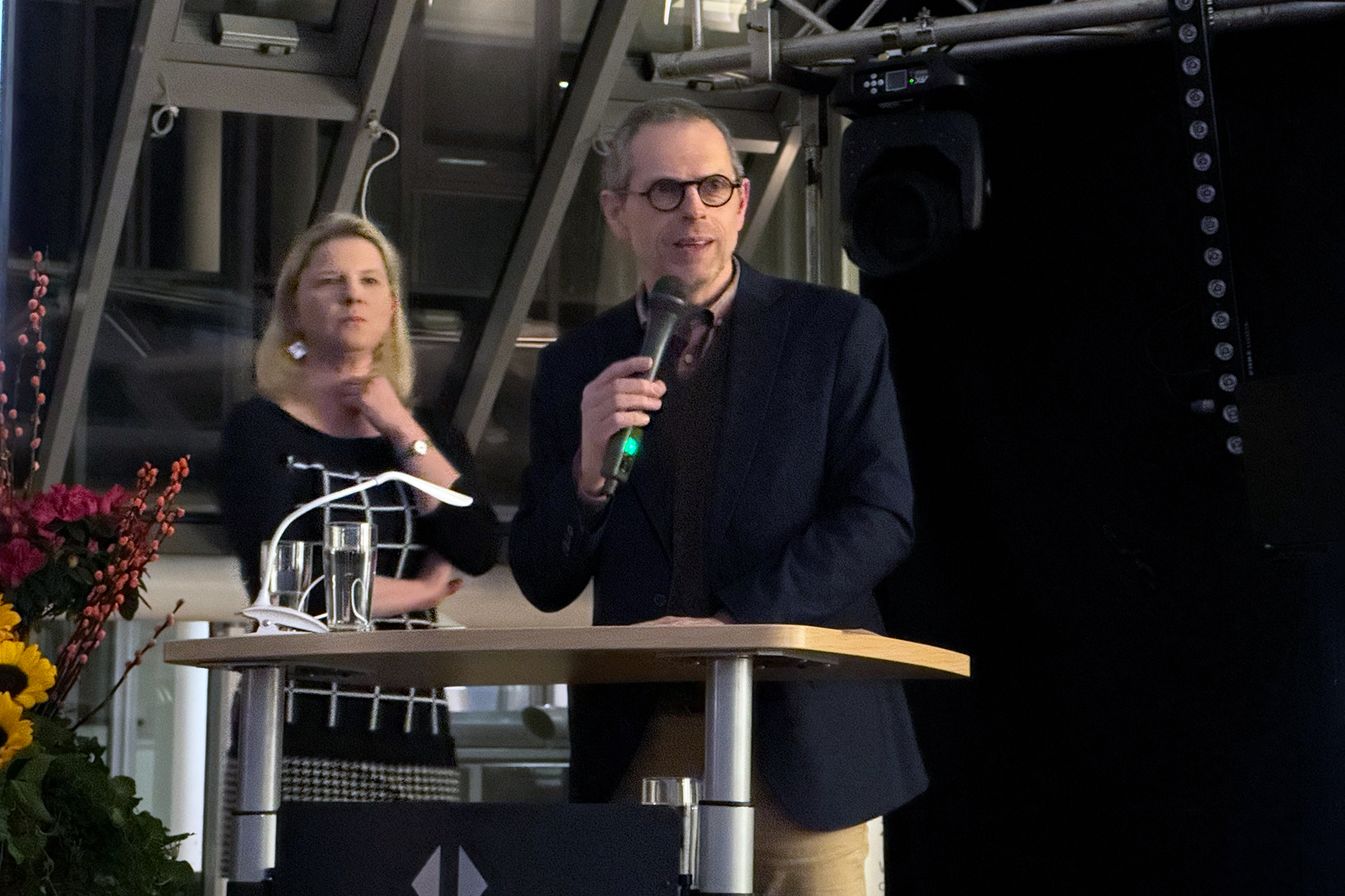 Xavier Drion (Präsident CHC Gruppe) und im Hintergrund Claudia Niessen