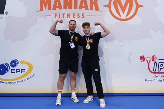 Noah Reinartz (re.) bei der Powerlifting-EM
