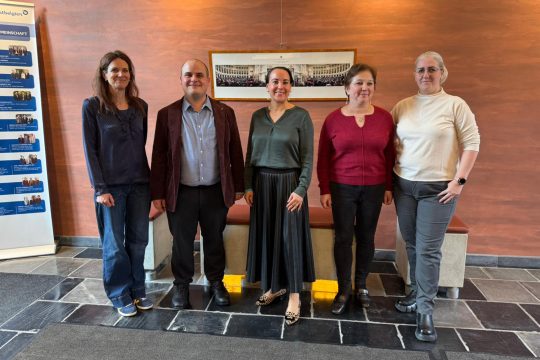 Gruppenbild mit Nathalie Peters (Info Integration), William Vorhagen (Unia), DG-Sozialministerin Lydia Klinkenberg, Nadège Kouleikina (Integrationsbeauftragte Eupen), Adina Seres (Integrationsbeauftragte Kelmis)