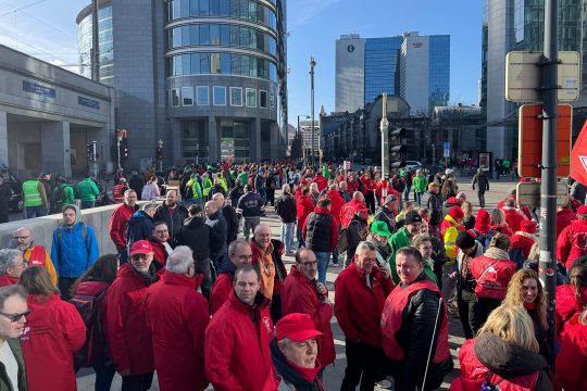 Gewerkschaftsmitglieder versammeln sich auf zentralem Platz in Brüssel