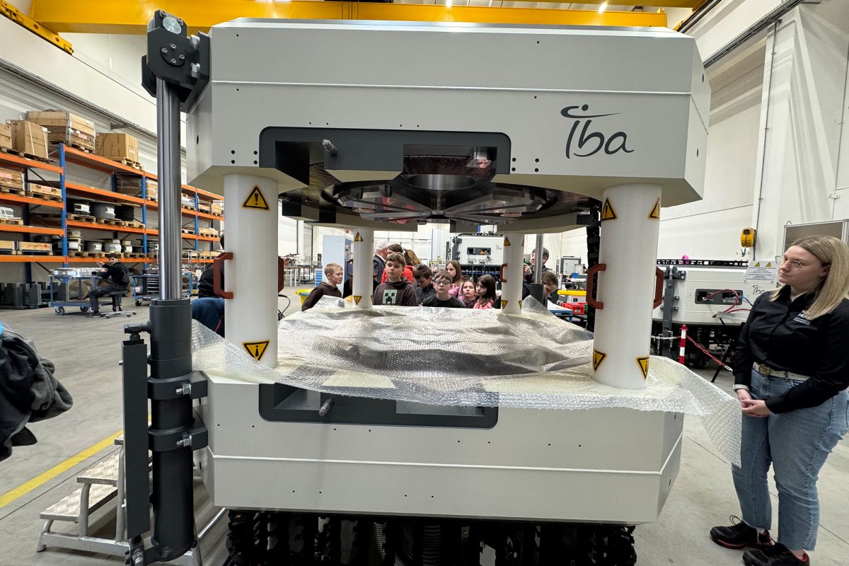 Teilchenbeschleuniger in der Produktionshalle