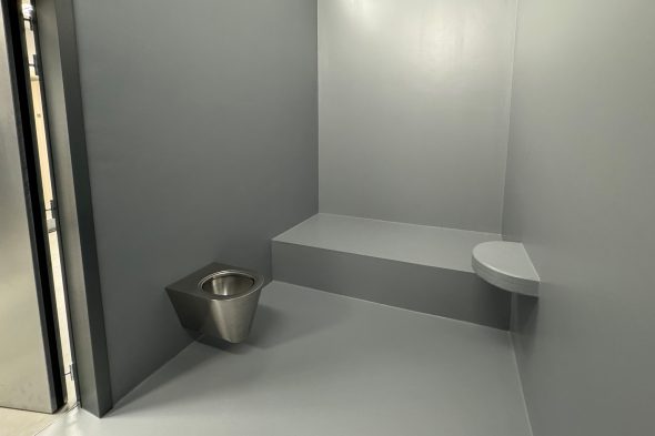 Toilettenbereich einer Zelle im neuen Polizeigebäude auf Morsheck