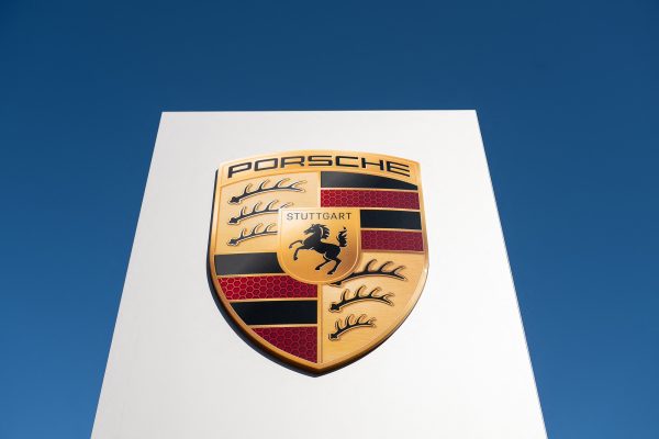 Markenschild/Logo vor dem Porsche-Werk in Stuttgart-Zuffenhausen