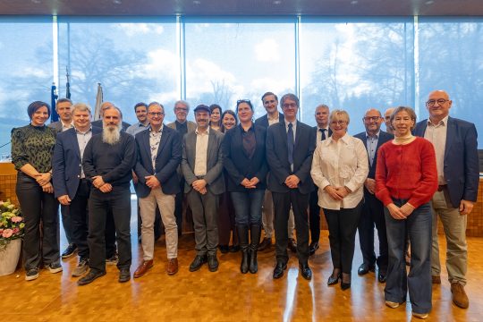 Gruppenbild mit Gewinnern und Parlamentariern
