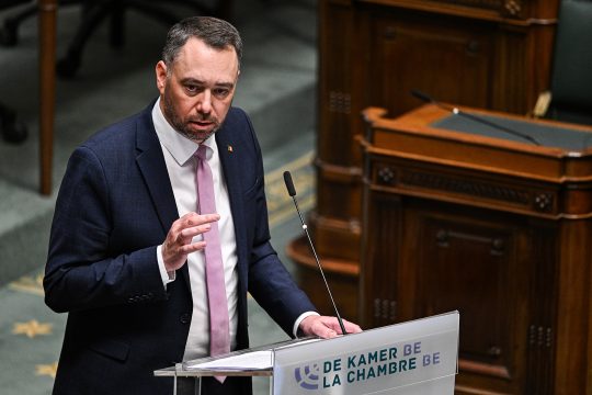 Außenminister Maxime Prévot am Rednerpult der Kammer