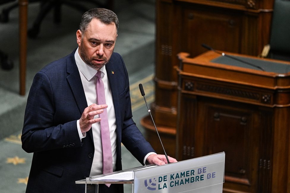 Außenminister Maxime Prévot am Rednerpult der Kammer