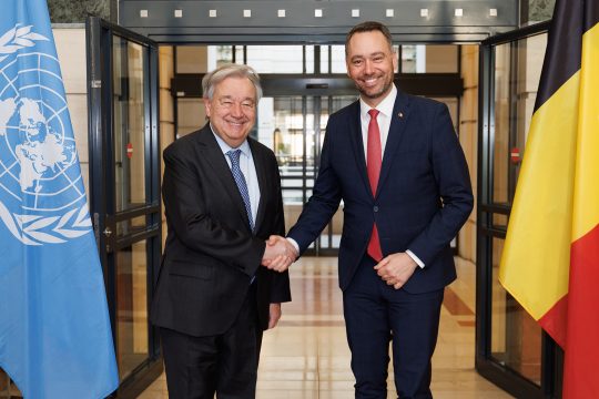 UN-Generalsekretär Antonio Guterres und Außenminister Maxime Prévot schütteln sich die Hände