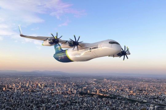 Flugzeug über einer Stadt