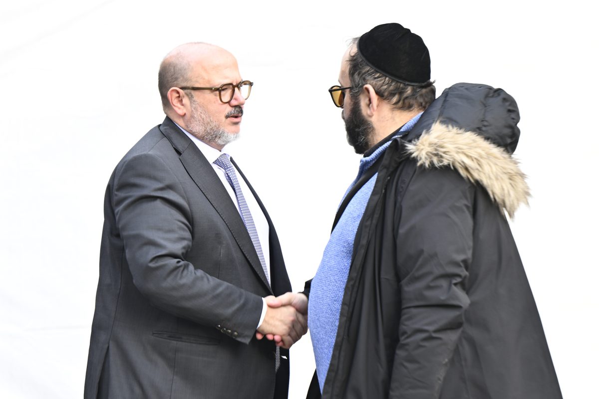 Innenminister Bernard Quintin mit Rabbi Joshua Nejman vor der Synagoge in der rue Léon Frédéricq in Lüttich 