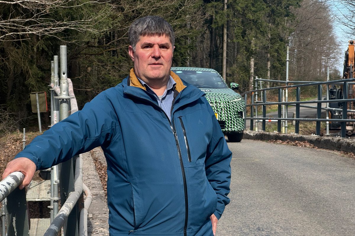 Der Raerener Bürgermeister Mario Pitz auf der Brücke an der Breite-Wege-Straße