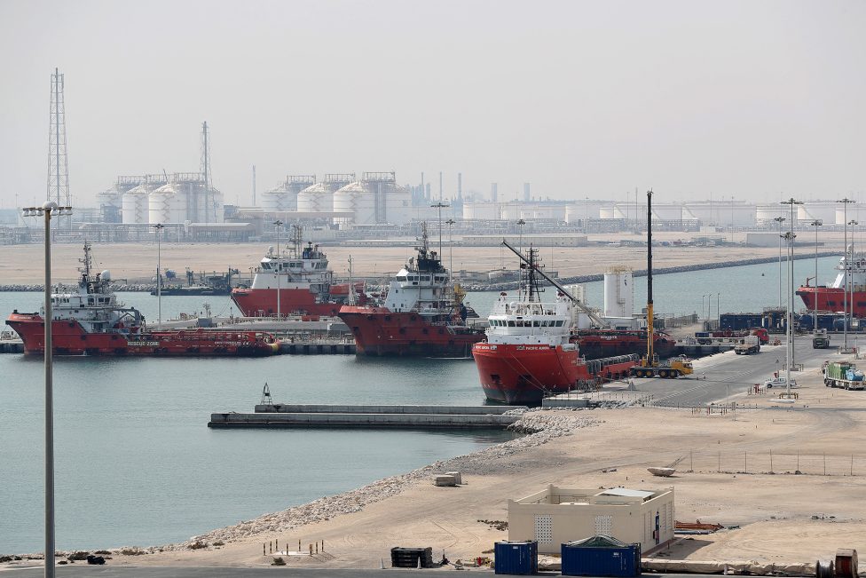 Blick auf den katarischen Gashafen Ras Laffan