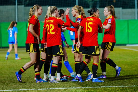 Spielerinnen der Red Flames kommen nach einem erzielten Tor zusammen und jubeln