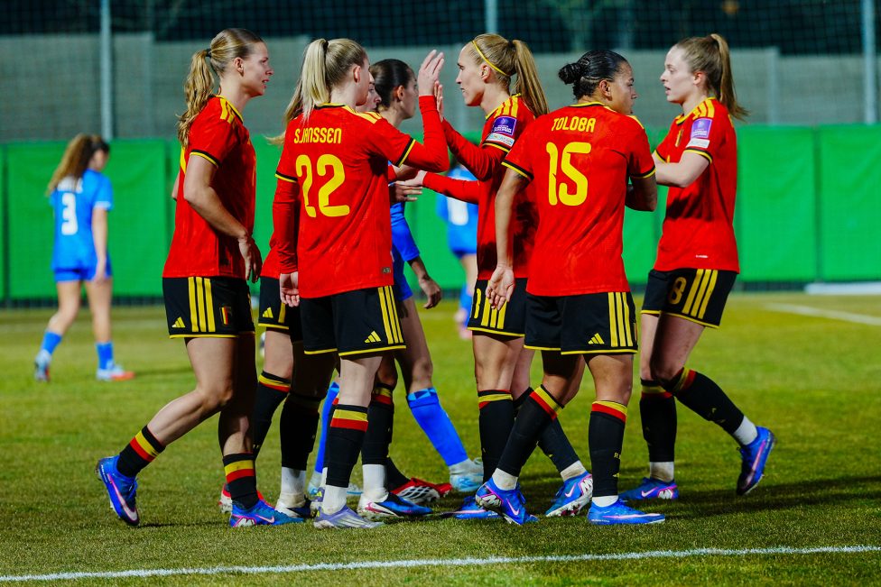 Spielerinnen der Red Flames kommen nach einem erzielten Tor zusammen und jubeln