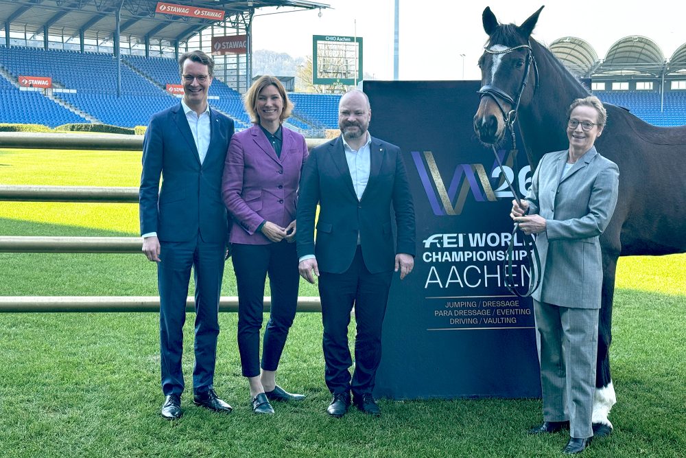 Hendrik Wüst, Stefanie Peters, Michael Ziemons und Isabell Werth