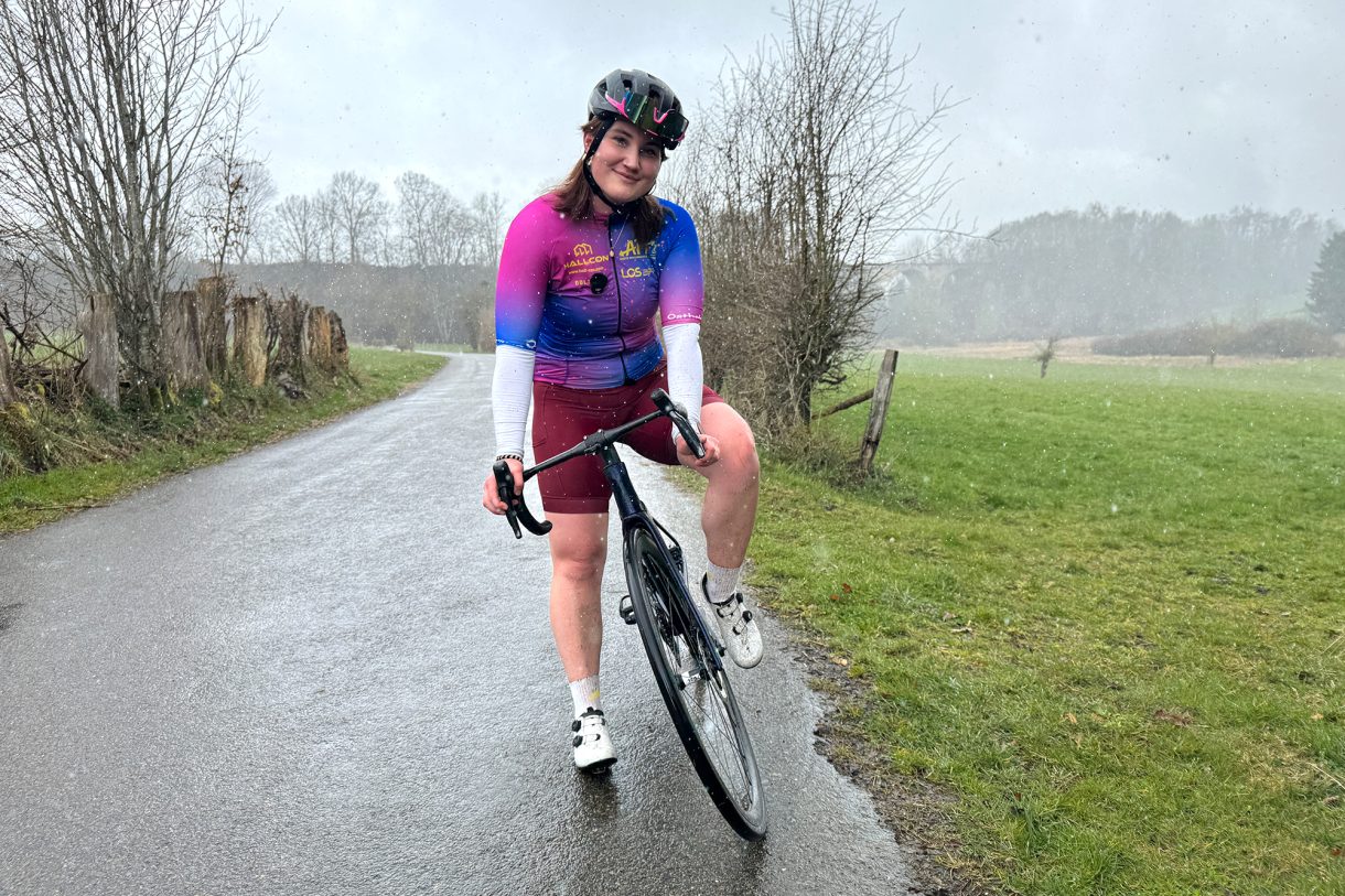 Ronja Schütz beim Training auf dem Fahrrad