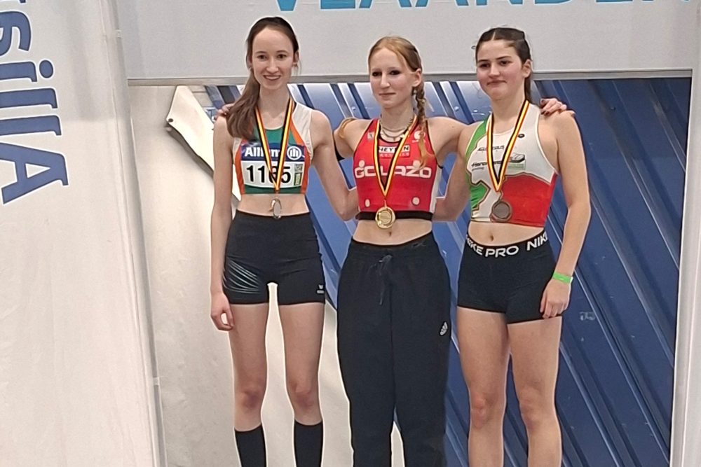 Ronja Van Kerckhoven auf dem Podium mit der Erst- und Zweitplatzierten