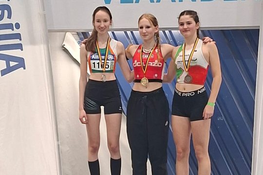 Ronja Van Kerckhoven auf dem Podium mit der Erst- und Zweitplatzierten