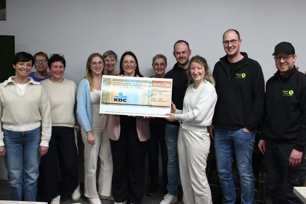 Vertreter der Stiftung gegen Krebs und des Grünen Kreises bei der Scheckübergabe