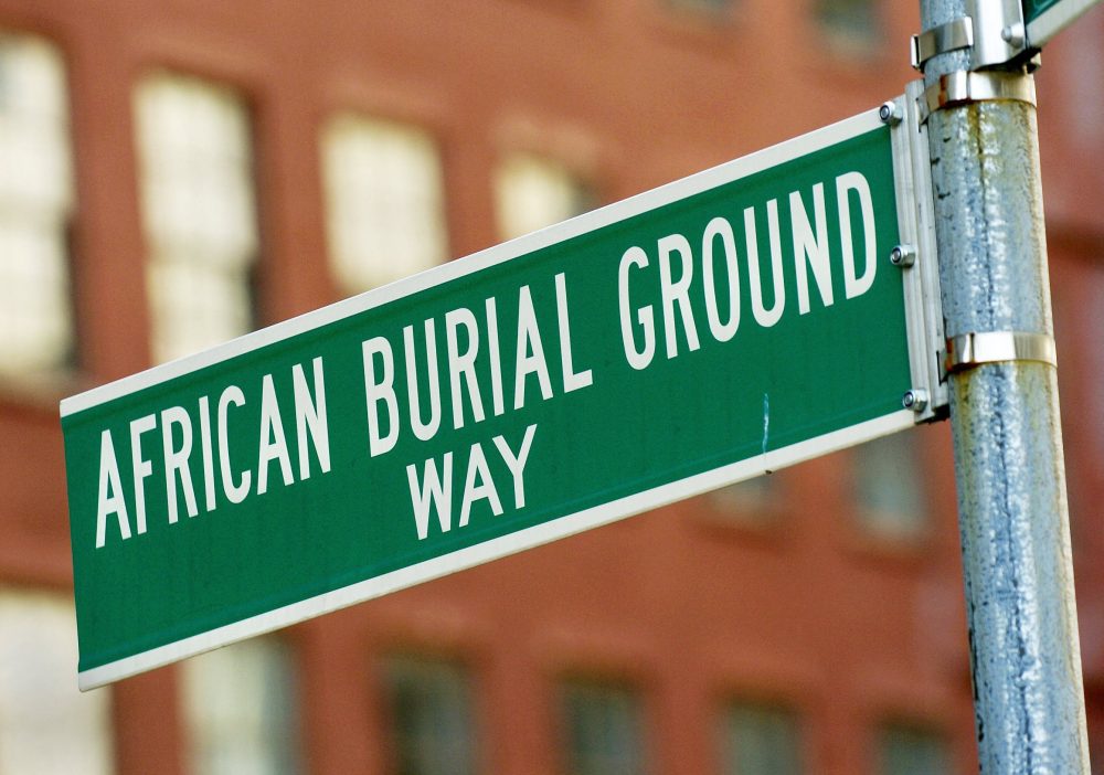 Schild an einer Gedenkstätte in New York