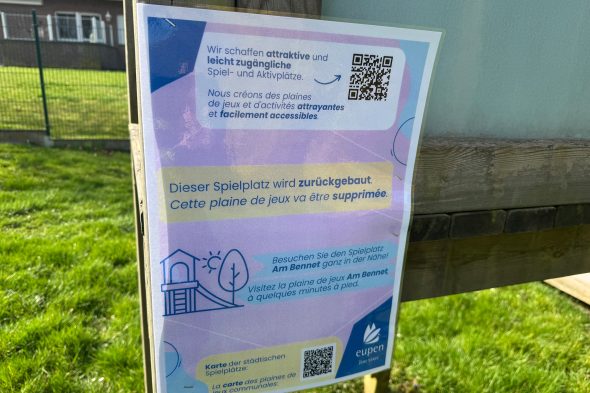 QR-Code an einem Spielplatz für die Schadensmeldung