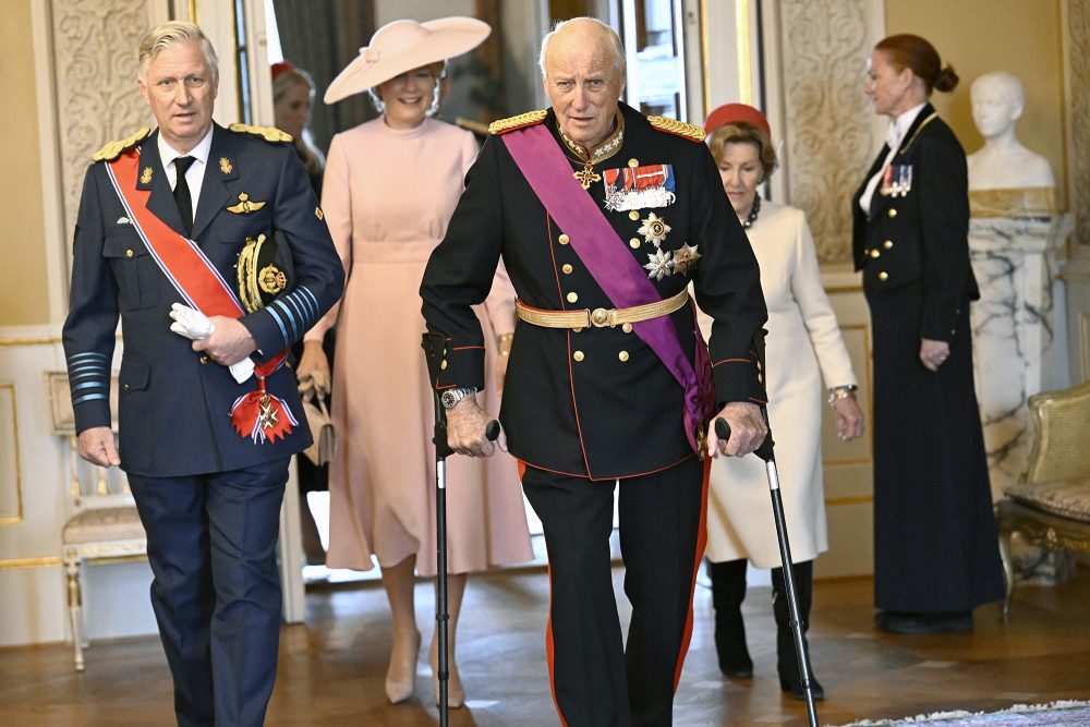 König Philippe und König Harald von Norwegen gehen durch einen Saal, hinter ihnen folgen Königin Mathilde und Königin Sonja von Norwegen
