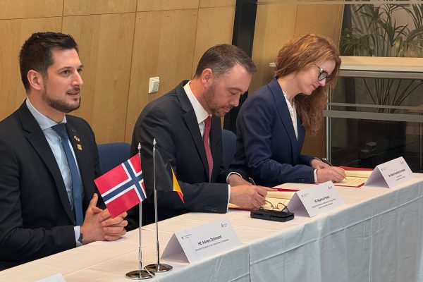 Adrien Dolimont, Maxime Prévot und die norwegische Energieministerin Marte Haabeth Grindaker bei der Unterzeichnung