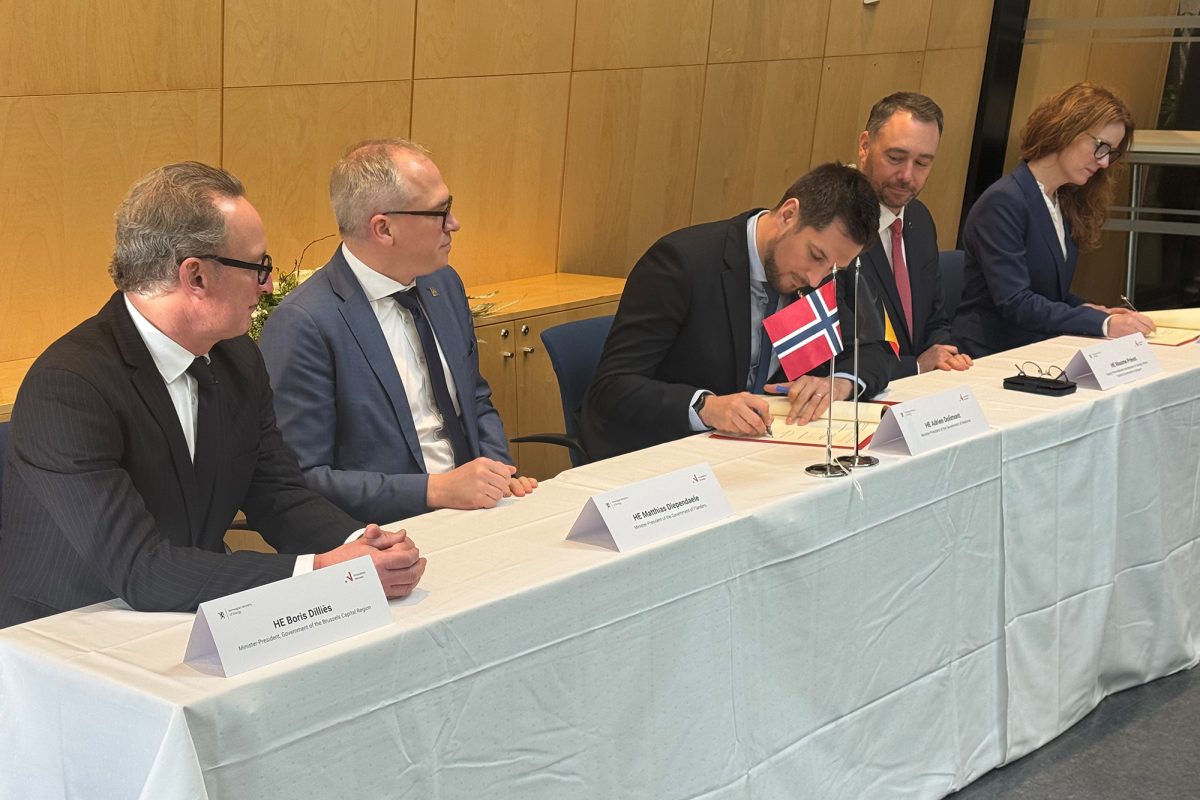 Brüssels Ministerpräsident Boris Dilliès, Flanderns Ministerpräsident Matthias Diependaele, der wallonische Ministerpräsident Adrien Dolimont, Außenminister Maxime Prévot und die norwegische Energieministerin Marte Haabeth Grindaker bei der Unterzeichnung