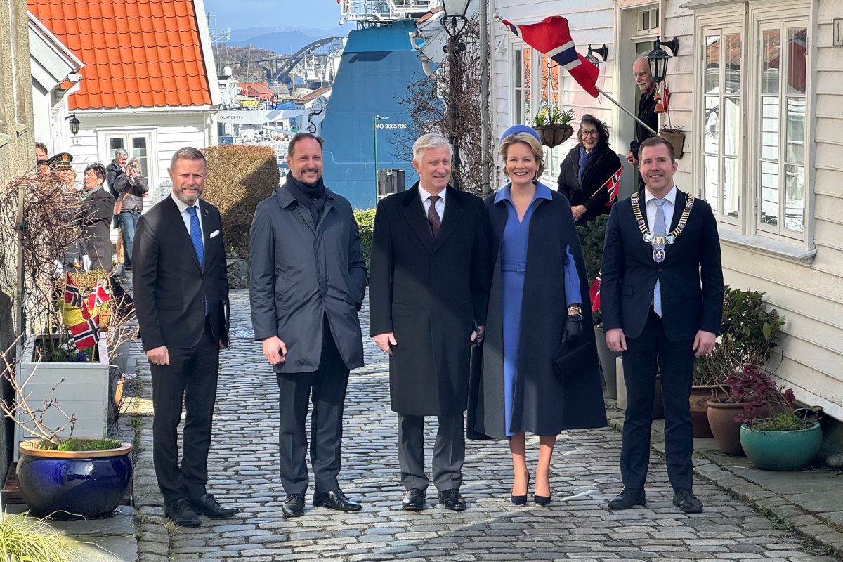 Kronprinz Haakon und das Königspaar mit dem Bürgermeister der Stadt Stavanger, Tormod Wilson Losnedal und Gouverneur Bent Høie