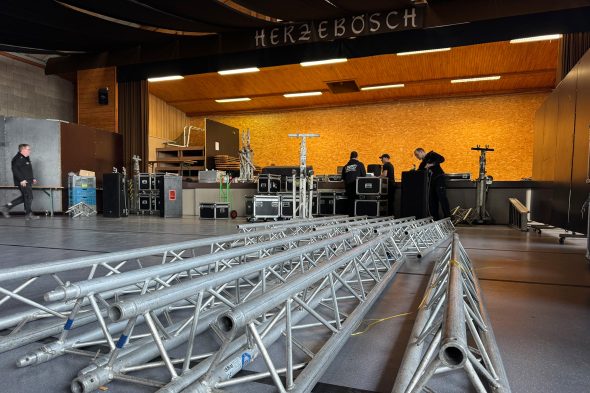 Aufbau für die Party "Safety First Session" im Kulturzentrum Herzebösch in Elsenborn