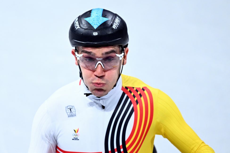 Stijn Desmet in der Nahaufnahme, er trägt das belgische Nationaltrikot bei den Olympischen Winterspielen in Mailand-Cortina